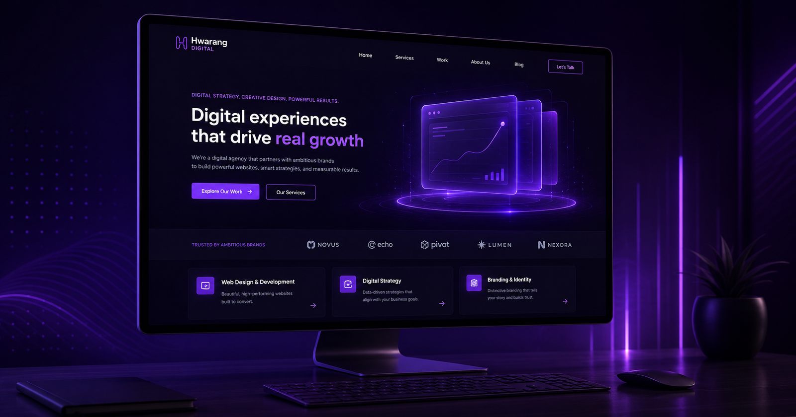 Nowoczesne stanowisko komputerowe w fioletowym, neonowym stylu – na dużym monitorze widoczny jest elegancki projekt strony internetowej Hwarang Digital na ciemnym tle.